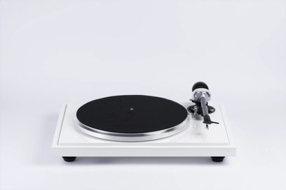 Platine vinyle EAT TD B-Sharp blanc, vue de dessus, plateau noir mat, bras de lecture noir avec cellule, sur socle blanc
