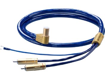Kabel phono Ortofon 6NX-TSW 1010L 1,20 m niebieski z błyszczącą osłoną PVC, pozłacane złącza RCA, z których jedno oznaczone na czerwono, oddzielny niebieski przewód uziemiający oraz złoty pierścień z logo, widok ogólny z lekkiego nachylenia