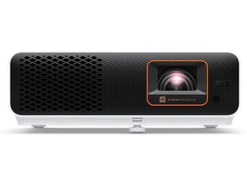 Videoproiector Benq X500i, vedere frontală, carcasă neagră dreptunghiulară cu grilă în față, obiectiv centrat într-un cerc portocaliu
