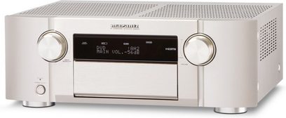 Marantz SR6003 surround receiver set forfra, sølvfarvet front, blåt display, kontrolknapper og drejeknapper