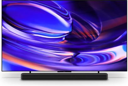 Sony BRAVIA 6 K77A60 fladskærms-tv i sort, set forfra, med soundbar og abstrakt lilla motiv