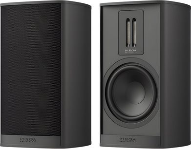 Sæt Piega Premium 301 Gen2 sorte reolhøjttalere, én med frontgitter, den anden med bånddiskant og stor woofer