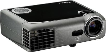 Vidéoprojecteur Optoma EX330 gris foncé, vue de face, objectif à droite, grilles de ventilation, boutons de contrôle sur le dessus