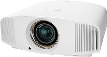 Sony VPL-VW360ES hvid videoprojektor, set lidt fra siden forfra, centreret linse, siddeventilationsgitre