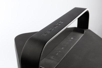 Bluetooth-højttaler Escape P9 sort, tæt ovenfra-billede af venstre side, sort læderoverflade med logo i relief