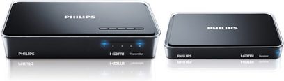 To trådløse Philips SWW1800-sendere, den ene set forfra og den anden i trekvartprofil, sorte, rektangulære med blå indikatorlys