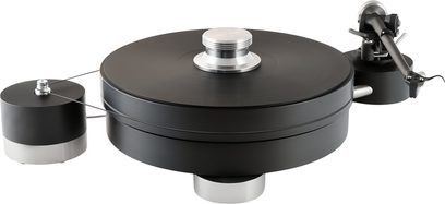 Transrotor Max Nero RB880 hi-fi vinylplatespiller i svart, laget av anodisert aluminium, sett i trekvart vinkel forfra. Tykt, sirkulært tallerken med sølvfarget platevekt, svart og sølv tonearm på separat sokkel, egen sylindrisk motor koblet til med tynn reim.