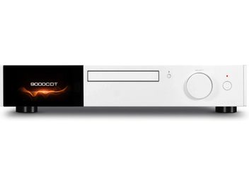 Vysokofidelitní CD přehrávač Audiolab 9000CDT ve stříbrné barvě s černým displejem vlevo, CD mechanikou uprostřed a kruhovým tlačítkem vpravo