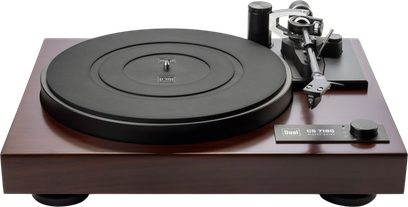 Giradischi Dual CS 718Q in noce, vista dall'alto con grande piatto nero e braccio di lettura a destra