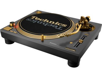 Giradischi Technics SL-1200M7G grigio, piatto nero e braccio dorato, vista di tre quarti