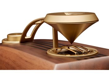 Super-tweeter Fyne Audio SuperTrax din metal aurit, con inversat pe suport, grilaj curbat, pe incintă din lemn, prim-plan