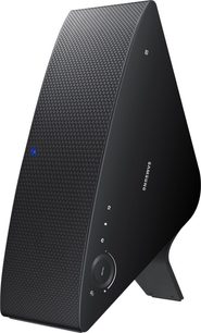 Trådløs Samsung WAM 750 højttaler i sort, set forfra, metalgitter på forsiden, kontrolknapper på siden