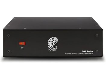 Netzstrom-Conditioner Torus Power TOT MAX schwarz, rechteckig, mit einem roten Schalter links und einem weißen Logo in der Mitte