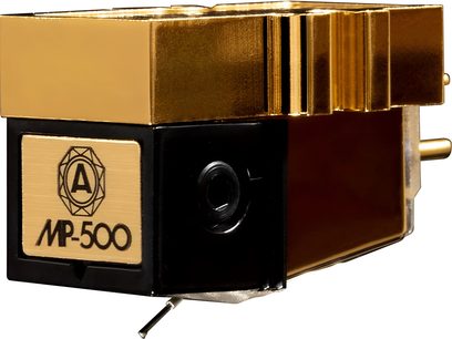 Фоно клетка Nagaoka MP-500, изобразена от три четвърти преден десен ъгъл, с правоъгълно тяло от матирано златисто метално покритие и лъскава черна кутия, златиста предна плоча с лого, цилиндричен заден конектор и изпъкнала игла за четене отдолу