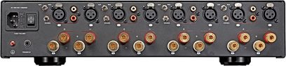 Nuprime MCH-K38 sort multikanal-effektforstærker, forfra, 16 forgyldte RCA-stik, 2 XLR-stik, knapper og indikatorer