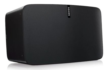 Rektangulær svart høyttaler med avrundede hjørner, sett forfra, med "Sonos"-logoen i hvitt på fronten