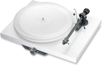 Pro-Ject Juke Box pladespiller i sort lakeret finish, set ovenfra i et skråt perspektiv, med tonearmen og pickuppen monteret, og coveret lukket