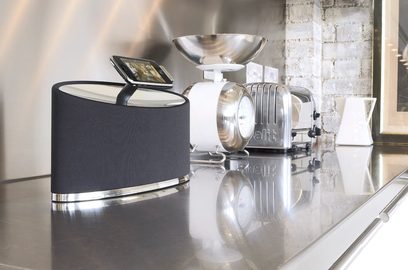 Zeppelin Mini, Bowers & Wilkins' multimedie-højttaler i børstet aluminium, oval form, på et rustfrit stålbordplade