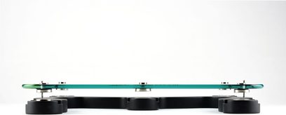 Relaxa Tablette 530 Glassvibrationsdämpfer, Draufsicht, bestehend aus zwei schwarzen Füßen und einer rechteckigen grünen Glasplatte