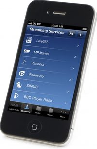 Apple iPhone-smartphone, der viser startskærmen for appen "Streaming Services" med en liste over forskellige audio-streamingtjenester