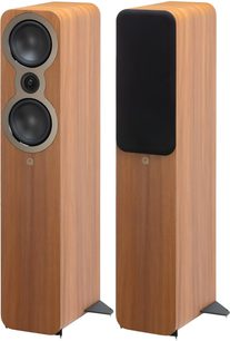 Boxe de podea Q Acoustics 3050c cu furnir de lemn maro, văzute din unghi de trei sferturi din față, incinte elegante cu colțuri rotunjite pe picioare metalice, una dintre ele având doi difuzoare negre și un tweeter central încercuit cu gri la vedere, iar cealaltă echipată cu o grilă frontală neagră.