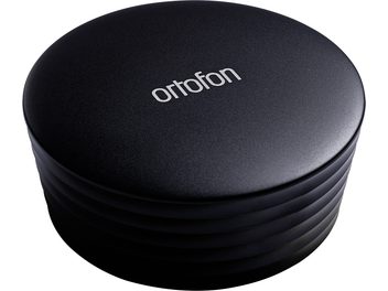 Прес-стабілізатор для платівок Ortofon Record Stabilizer Heavy чорний, вид в перспективі, гладка верхня поверхня з логотипом, рифлені боки