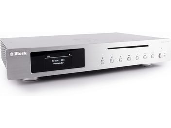 Hochwertiger CD-Player Block C-120 in silbernem, gebürstetem Aluminium, aus schräger Vorderansicht rechts, mit schwarzem Display links, horizontalem Slot-Ladefach, sechs ausgerichteten runden Tasten und Drehknopf für die Stromversorgung an der Frontseite