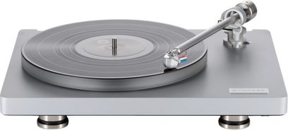 Hi-Fi-Plattenspieler ClearAudio Compass in mattem Grau aus gebürstetem Aluminium, runder grauer Plattenteller, silberner Tonarm und zylindrische Metallfüße, leicht von vorne oben gesehen