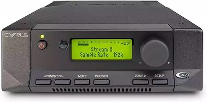 Cyrus 82 DAC QXR sort hi-fi stereoforstærker, set forfra, grønt display "Stream X Sample Rate: 192k", knapper og tilslutninger