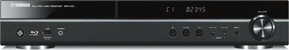 Sort front på en Yamaha BRX-610 hjemmebiograf-forstærker med blåt display, knapper, USB-porte og jackstik