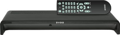 DVDO EDGE green sort mat hjemmebiograf-forforstærker, sort fjernbetjening med grå knapper, grønt display, set forfra