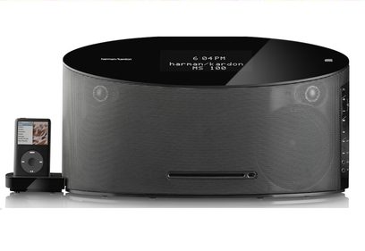 Harman Kardon MS100 Radiogerät in Schwarz, Frontansicht, LCD-Display zeigt "18:04 Uhr harman/kardon MS 100", iPod-Dockingstation