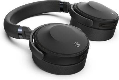 Lukket circumaural hovedtelefon Yamaha YH-E700A i sort, set forfra og fra siden, hovedbøjle og ørepuder i sort kunstlæder