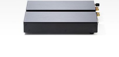Preamplificatore phono Lehmann Audio Decade argento, case rettangolare nera opaca, frontale argentato, 3 manopole dorate allineate