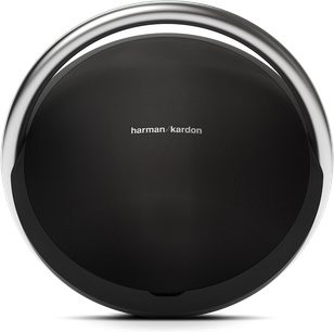Bezdrátový chytrý reproduktor Harman Kardon Onyx černý, pohled zepředu, kruhový tvar, černá barva, bílé logo uprostřed