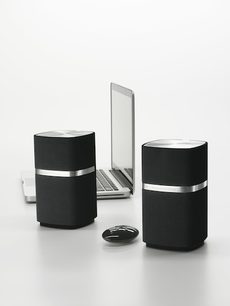 To Bowers & Wilkins MM-1 sorte multimediehøjtalere, en bærbar computer og en fjernbetjening set forfra