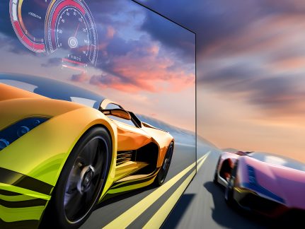 Gul og sort sportsvogn på vejen med futuristisk digitalt hastighedsmåler i forgrunden, der viser 100 km/t ved solnedgang