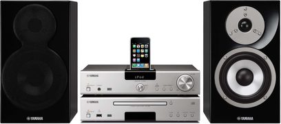 Yamaha MCS-1330 sidabrinė mini Hi-Fi sistema, 2 juodos kolonėlės, sidabrinis stiprintuvas, iPod dokas, vaizdas iš priekio