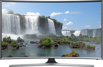 Samsung UE32J6300 TV-skærm, der viser et billede af vandfald omgivet af frodig vegetation under en skyet himmel
