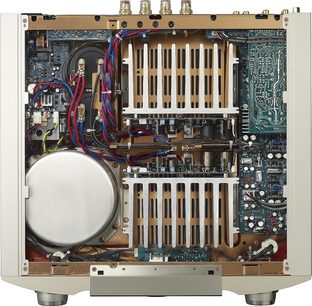 Marantz PM-KI pearl stereo hi-fi forstærker, indvendigt billede der viser de elektroniske og mekaniske komponenter
