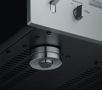 Yamaha M-5000 Leistungsverstärker in Schwarz, Nahaufnahme der Vorderseite, Knöpfe und mittlerer Lautsprecher, matte schwarze Ausführung