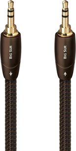 Analogowy kabel mini-jack 3,5 mm Audioquest Big Sur Jack/Jack 2 m w zbliżeniu, widok z przodu, pozłacane męskie złącza z brązowym metalowym korpusem z białym oznaczeniem, czarno-brązowy pleciony oplot