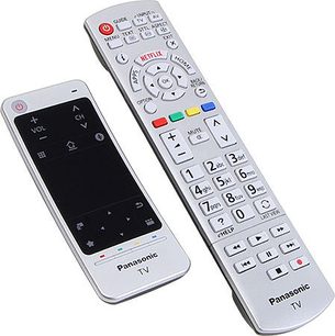 Deux télécommandes Panasonic TV, l'une grise avec écran LCD, l'autre blanche avec boutons colorés, vues de face