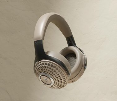 Focal Bathys Bluetooth-hodetelefoner i beige og svart, sett fra trekvart vinkel, øreklokke med perforert gitter