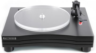 New Horizon 203 sort pladespiller, cirkulær sølvfarvet plade, sort tonarm med pickup, røde knap og kontakt