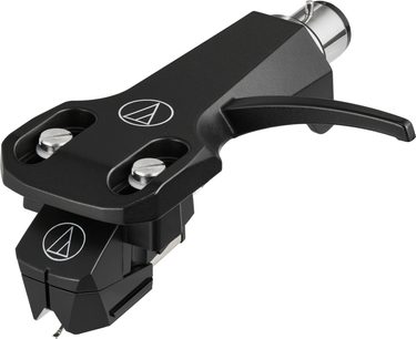 Černá přenoska Audio Technica AT-VM95EBK/H na headshellu s páčkou, pohled z tříčtvrtečního úhlu