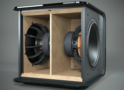 Sort subwoofer i snit, med to interne højttalere og synligt kabinet med rum