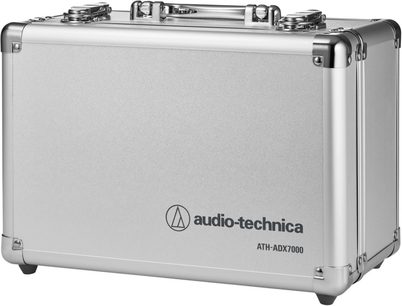 Sølvfarvet hård aluminiumkuffert set i trekvart profil, forstærkede hjørner, låse og håndtag, audio-technica-logo ATH-ADX7000