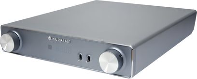 Convertitore audio DAC NuPrime AMG DAC argento, chassis in metallo, grandi manopole, display e levette, vista 3/4 anteriore sinistra