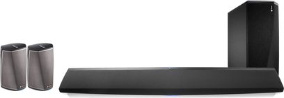 Denon HEOS BAR soundbar i sort med 2 grå satellithøjttalere og subwoofer, på hvid baggrund